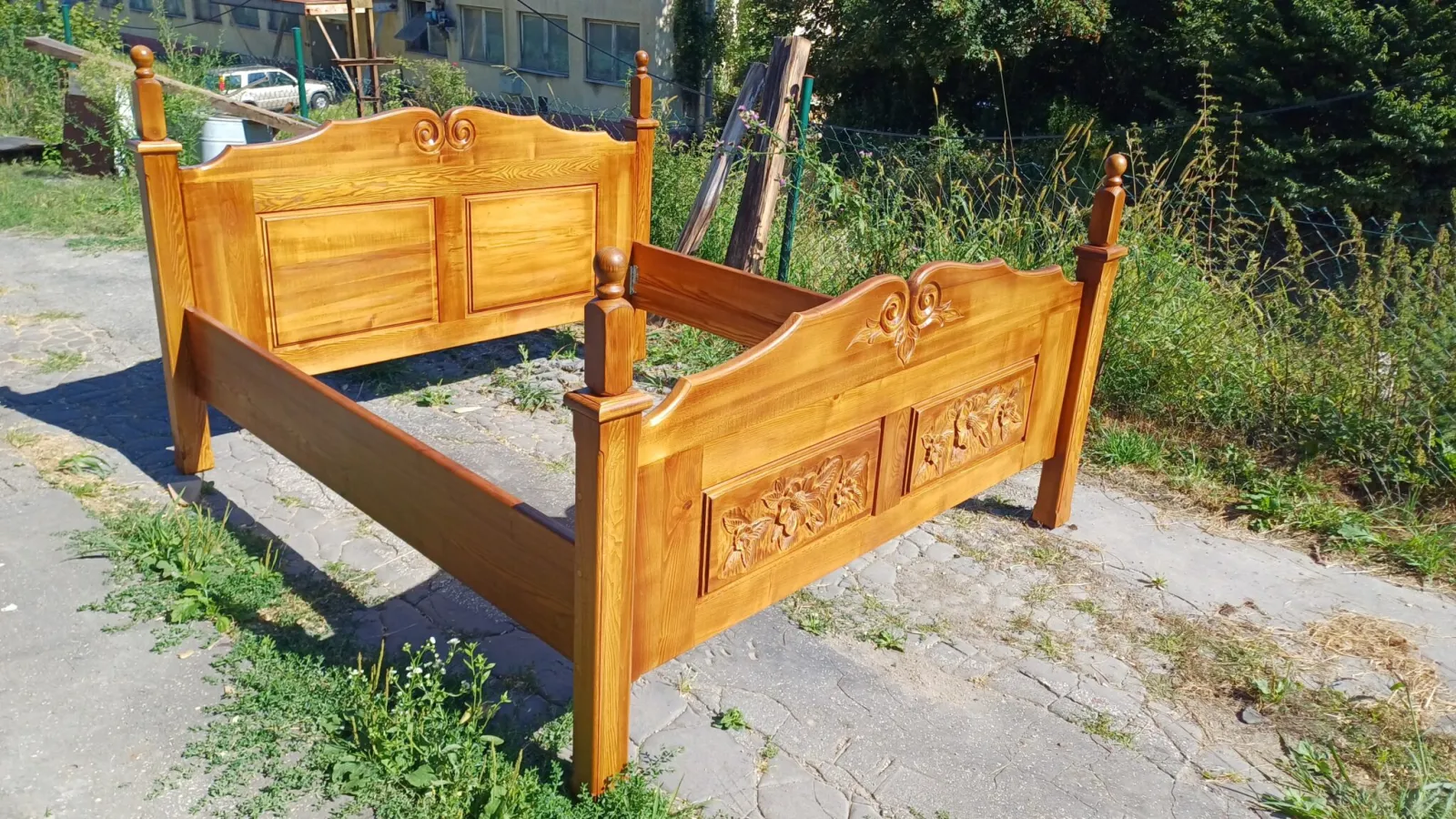 Drevená vyrezávaná masívna posteľ