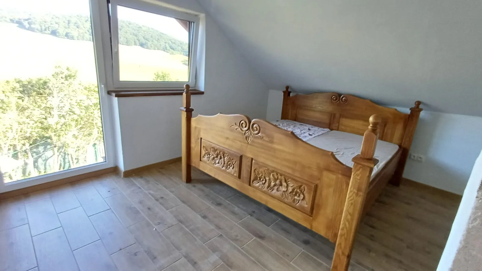 Ručne vyrezávaná drevená posteľ